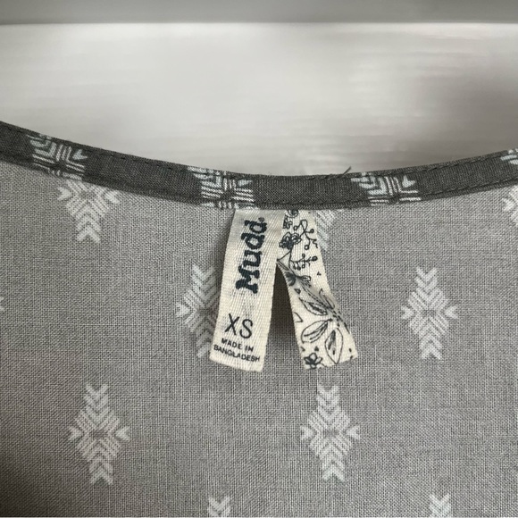 Mudd 3/4 Sleeve Bell Green Patterned Blouse. - Picture 3 of 6